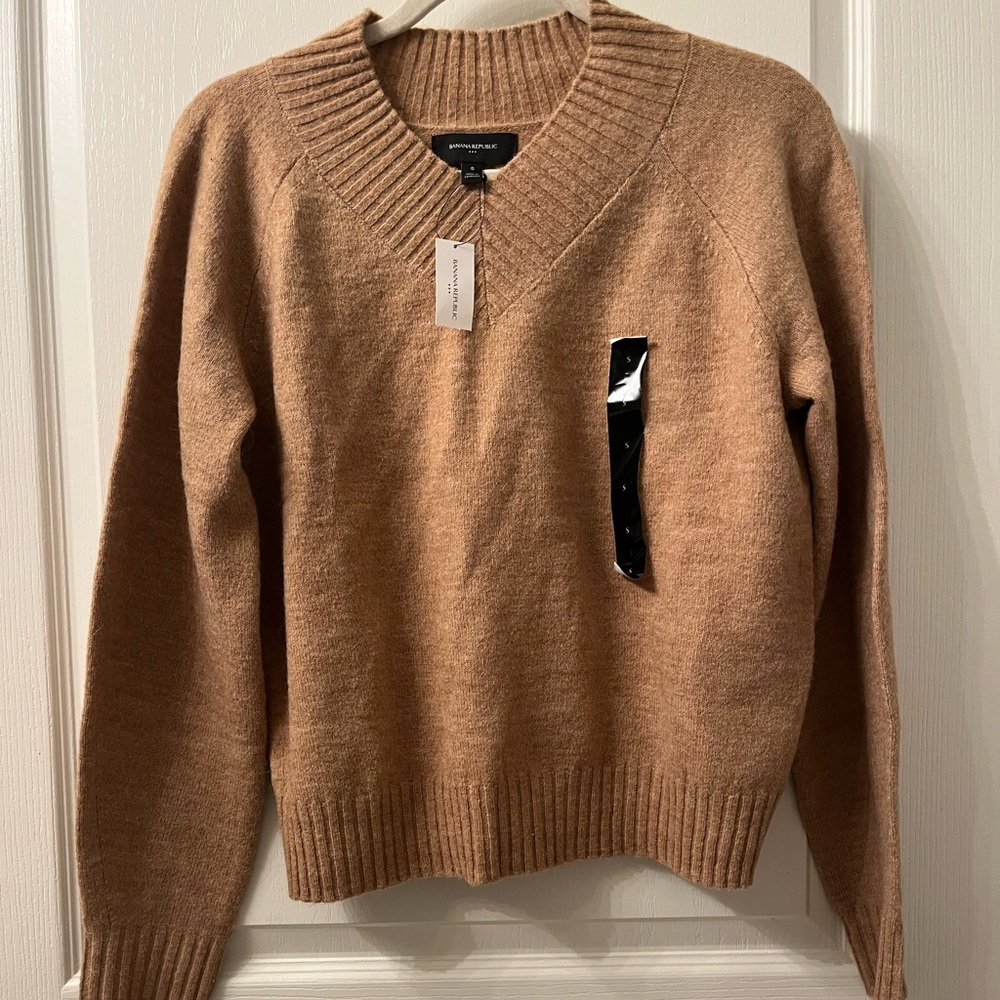 Banana Republic NWT camel/tan v neck sweater